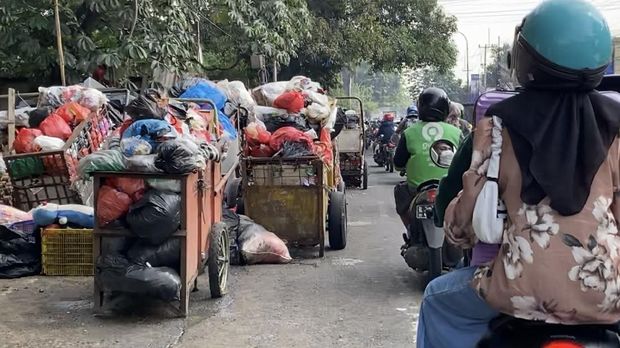 Tumpukan sampah di Jalan Raya Bogor, Cimanggis, Depok (Devi/detikcom)