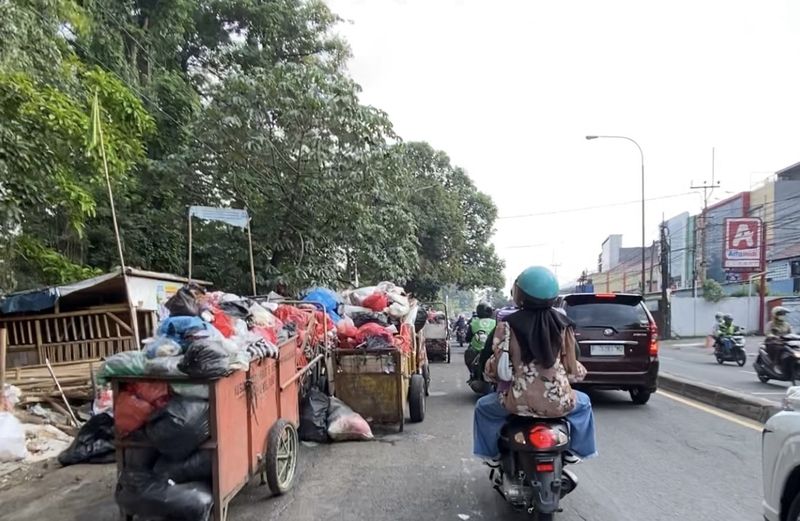 Tumpukan sampah di Jalan Raya Bogor, Cimanggis, Depok (Devi/detikcom)