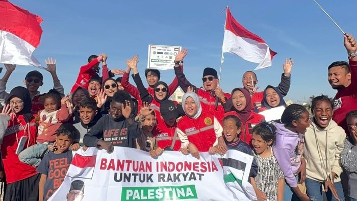 Ustaz Zacky Mirza ajak keluarga beri bantuan ke kamp warga Gaza di Yordania.