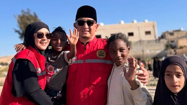 Ustaz Zacky Mirza ajak keluarga beri bantuan ke kamp warga Gaza di Yordania.