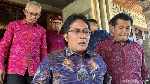 Wakil Gubernur Bali I Nyoman Giri Prasta saat ditemui seusai menghadiri rapat paripurna DPRD Bali, Selasa (8/4/2025).