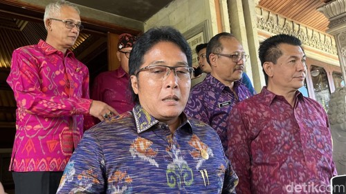 Wakil Gubernur Bali I Nyoman Giri Prasta saat ditemui di kantor DPRD Bali, Selasa (8/4/2025). (Foto: Riski Setyo/detikBali)