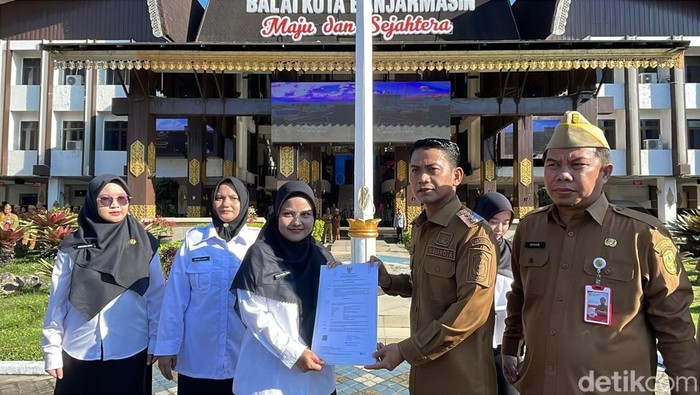 Wali Kota Banjarmasin, HM Yamin HR secara resmi menyerahkan 397 SK kepada CPNS dan PPPK tahun anggaran 2024 di hari pertama masuk kerja. Tak lupa, ia mengucapkan selamat datang dan selamat bergabung kepada ratusan pegawai baru yang nantinya akan berada di pemerintah Kota Banjarmasin.