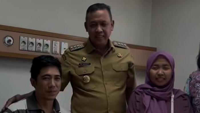Wali Kota Bekasi Tri Adhianto Tjahyono (tengah) menjenguk S, satpam RS di Bekasi yang dianiaya keluarga pasien.