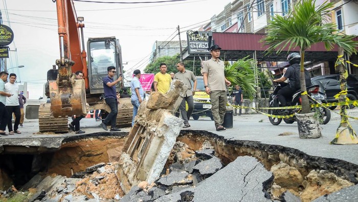 Wali Kota Pekanbaru Agung Nugroho saat cek kondisi Jalan Lobak (Dok Diskominfotik)