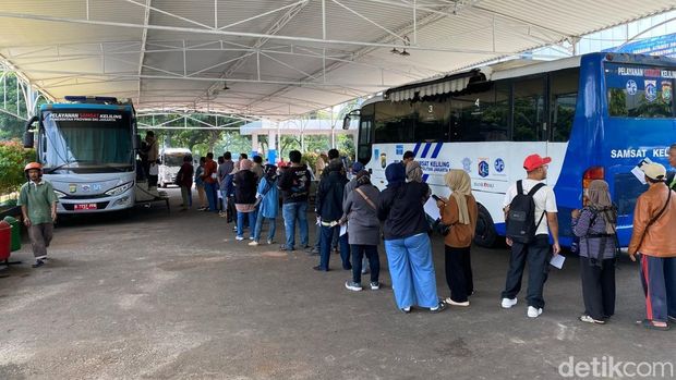 Warga antre bayar pajak kendaraan di Samsat Polda Metro Jaya.