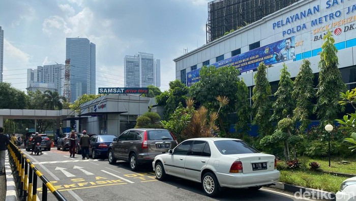 Warga antre bayar pajak kendaraan di Samsat Polda Metro Jaya.