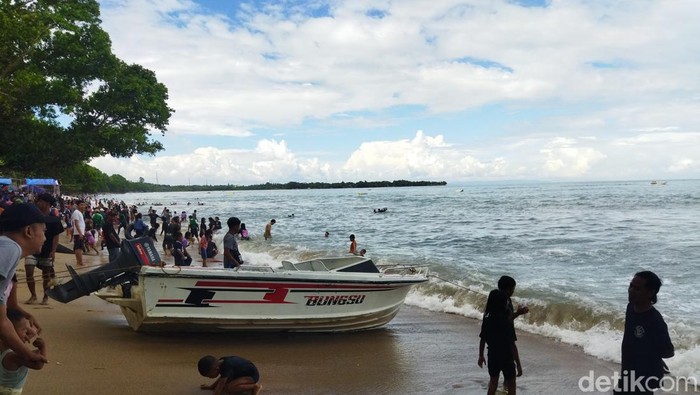 Wisatawan menikmati objek wisata Pantai Carita saat libur lebaran