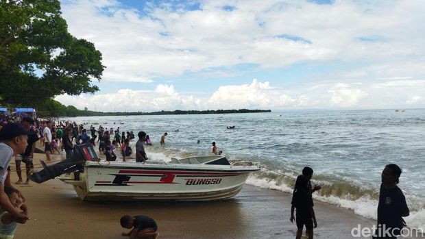 Wisatawan menikmati objek wisata Pantai Carita saat libur lebaran