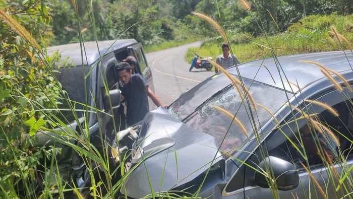 Kecelakaan lalu lintas terjadi di tanjakan Bukit Menangis, Jalan Poros, Desa Bambangan, Kecamatan Sebatik Barat, Nunukan, Senin (7/4/2025) pagi. Dua mobil yakni Daihatsu Xenia dan Gran Max bertabrakan hingga ringsek.