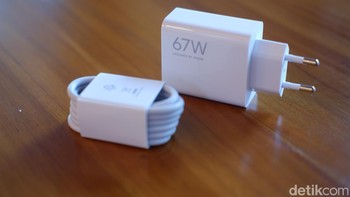 Dalam paket penjualan diberikan kabel charger dan adaptor 67W. Foto: Adi Fida Rahman/detikINET
