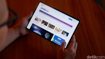 Layarnya berukuran 11,2 inch dengan resolusi 3.2K dan rasio aspek 3:2. Layar ini mendukung HDR adaptif serta telah tersertifikasi TÜV Rheinland untuk kenyamanan mata. Dengan refresh rate hingga 144Hz dan kepadatan piksel 345 ppi, tampilan yang dihasilkan terasa halus, tajam, dan sangat detail, baik untuk bekerja maupun menikmati hiburan. Kalibrasi warna standar studio dan dukungan 68 miliar warna memastikan visual yang akurat dan hidup, menjadikan tablet ini ideal untuk kebutuhan kreatif. Foto: Adi Fida Rahman/detikINET