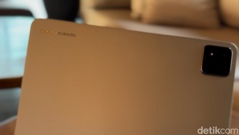 Xiaomi Pad 7 Pro memiliki desain unibody aluminium yang ramping dengan ketebalan hanya 6,18 mm dan bobot 500 gram, sehingga mudah dibawa ke mana saja. Foto: Adi Fida Rahman/detikINET