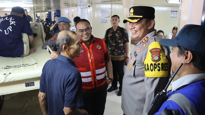 AKBP Martuasah Tobing mengecek pemudik.