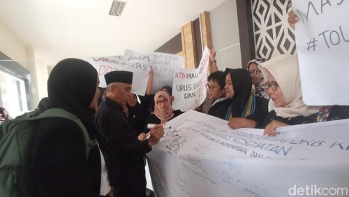 Puluhan aktivis perempuan dan anak datangi Komisi V DPRD NTB tolak peleburan DP3AP2KB dengan Dinas Sosial dan Dinas Kesehatan, Rabu (9/4/2025).