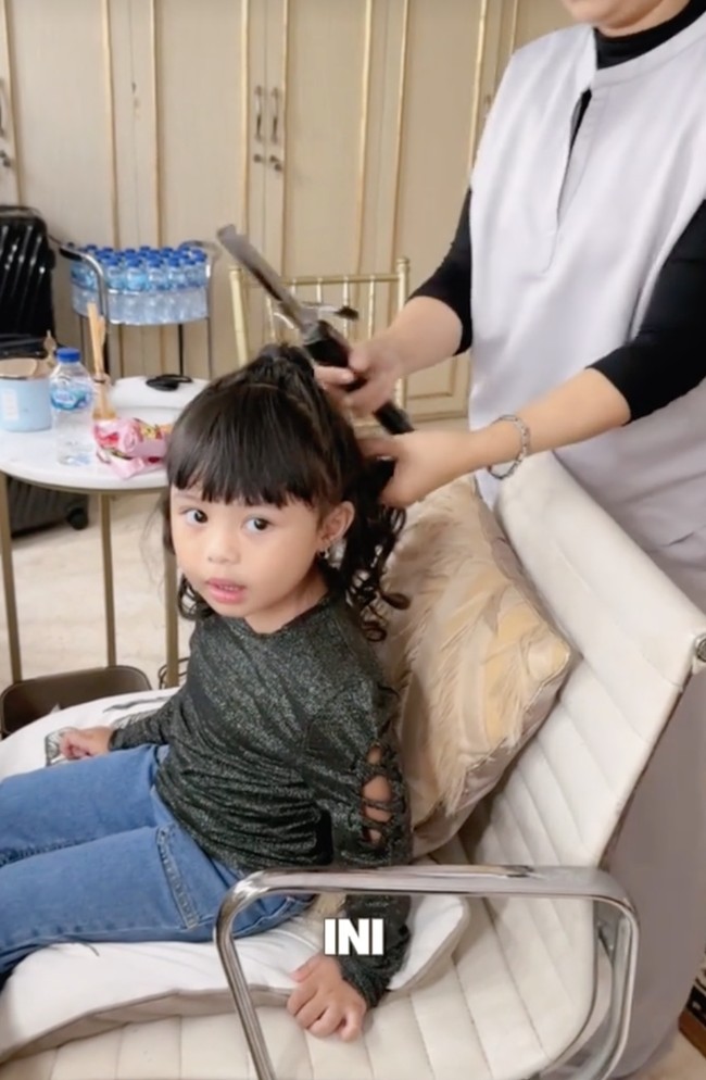 Sedang dititipkan ke neneknya, Krisdayanti, Ameena terlihat tampil beda kala didandani dengan gaya ala Krisdayanti. Momen tersebut diunggah ke akun TikTok milik Aurel. Foto: TikTok/@aureliehermansyahatta