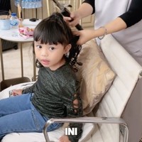 Sedang dititipkan ke neneknya, Krisdayanti, Ameena terlihat tampil beda kala didandani dengan gaya ala Krisdayanti. Momen tersebut diunggah ke akun TikTok milik Aurel. Foto: TikTok/@aureliehermansyahatta