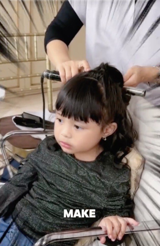 Agar mirip dengan gaya rambut Krisdayanti, rambut Ameena tampak dicatok keriting terlebih dahulu. Foto: TikTok/@aureliehermansyahatta