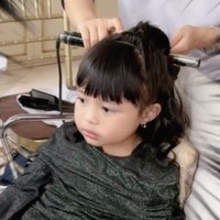 Agar mirip dengan gaya rambut Krisdayanti, rambut Ameena tampak dicatok keriting terlebih dahulu. Foto: TikTok/@aureliehermansyahatta