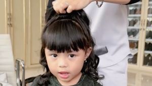 7 Foto Ameena Tampil Beda Bergaya Kembar Dengan Krisdayanti