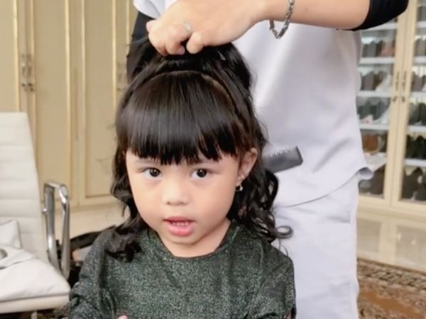 7 Foto Ameena Tampil Beda Bergaya Kembar Dengan Krisdayanti