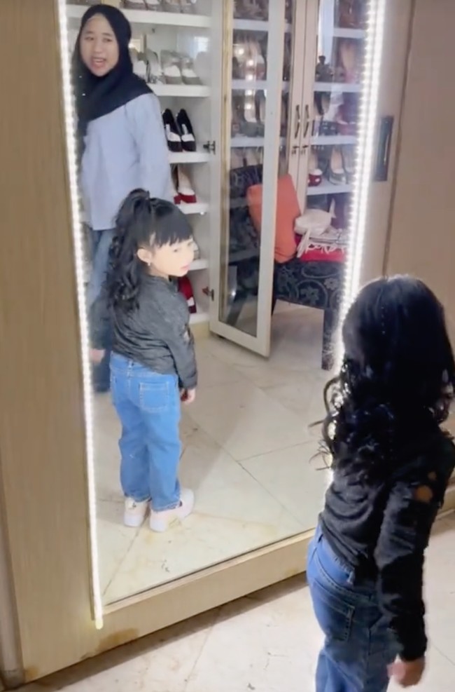 Setelah selesai Ameena langsung berkaca dan melihat rambutnya yang sudah mirip dengan sang nenek. Foto: TikTok/@aureliehermansyahatta