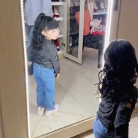 Setelah selesai Ameena langsung berkaca dan melihat rambutnya yang sudah mirip dengan sang nenek. Foto: TikTok/@aureliehermansyahatta