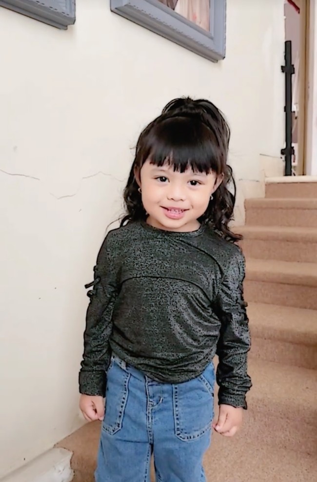 Tetap dengan poni depannya, penampilan Ameena yang kini berusia 3 tahun itu jadi terlihat menggemaskan. Tak hanya itu saja, gaya rambutnya itu pun membuat putri pertama Aurel dan Atta bak kembar dengan neneknya, Krisdayanti. Foto: TikTok/@aureliehermansyahatta