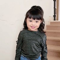 Tetap dengan poni depannya, penampilan Ameena yang kini berusia 3 tahun itu jadi terlihat menggemaskan. Tak hanya itu saja, gaya rambutnya itu pun membuat putri pertama Aurel dan Atta bak kembar dengan neneknya, Krisdayanti. Foto: TikTok/@aureliehermansyahatta