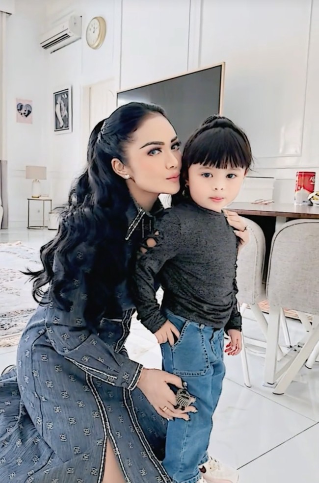 Pose bareng, banyak netizen yang menyebut Ameena bak Krisdayanti versi sachet. Keduanya tampak begitu mirip. krisdayanti sachet maaf ya lolii, komentar salah seorang netizen. kayanya ameena bukan anaknya aurel tp anaknya bu krisdayanti, tambah netizen lain. Foto: TikTok/@aureliehermansyahatta