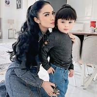 Pose bareng, banyak netizen yang menyebut Ameena bak Krisdayanti versi sachet. Keduanya tampak begitu mirip. krisdayanti sachet maaf ya lolii, komentar salah seorang netizen. kayanya ameena bukan anaknya aurel tp anaknya bu krisdayanti, tambah netizen lain. Foto: TikTok/@aureliehermansyahatta