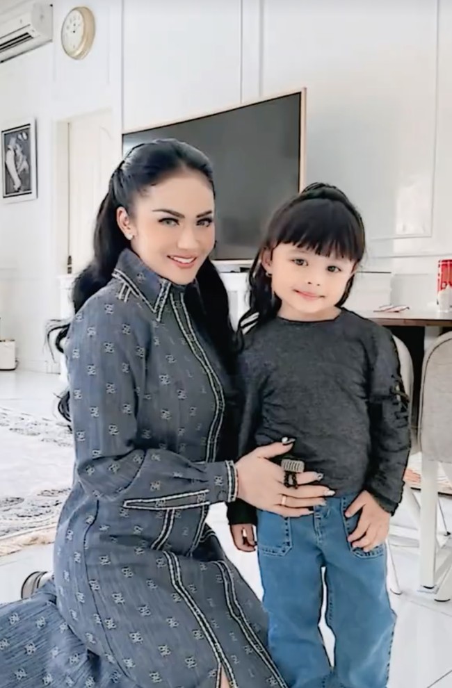 Krisdayanti sendiri saat ini diketahui sudah berusia 50 tahun, meski demikian penampilannya masih menawan. Tak heran jika cucunya sendiri pun sampai ikut mengidolakan dan ingin mengikuti gayanya. Foto: TikTok/@aureliehermansyahatta