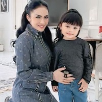 Krisdayanti sendiri saat ini diketahui sudah berusia 50 tahun, meski demikian penampilannya masih menawan. Tak heran jika cucunya sendiri pun sampai ikut mengidolakan dan ingin mengikuti gayanya. Foto: TikTok/@aureliehermansyahatta