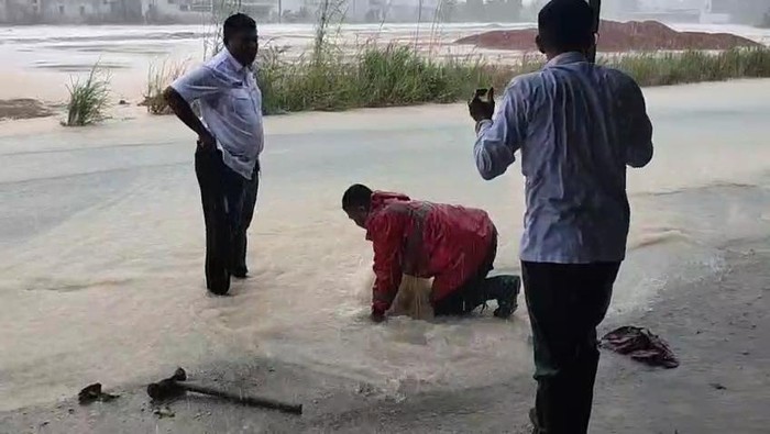 Proses evakuasi anak 12 tahun di Tanjungpinang yang tewas terseret arus gorong-gorong.