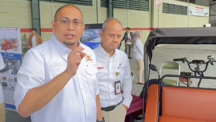 Wakil Ketua Komisi VI DPR Andre Rosiade memperlihatkan becak listrik pesanan Presiden Prabowo Subianto untuk masyarakat, Rabu (9/4/2025).