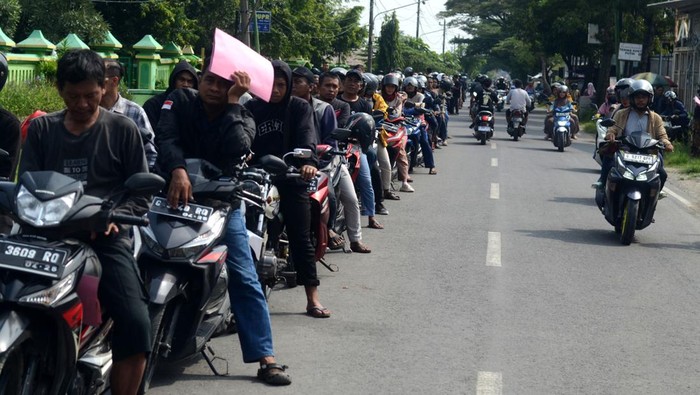 Sejumlah warga antre pengecekan fisik kendaraan saat pemutihan pembayaran Pajak Kendaraan Bermotor (PKB) di Samsat Slawi, Kabupaten Tegal, Jawa Tengah, Rabu (9/4/2025). Pemerintah Jawa Tengah menggelar pemutihan PKB dengan program keringanan berupa pengampunan atau penghapusan tunggakan nilai pokok pajak dan denda yang berlaku mulai 8 April hingga 30 Juni 2025 dimana tunggakan PKB di Jawa Tengah mencapaI Rp2,8 triliun. ANTARA FOTO/Oky Lukmansyah/YU