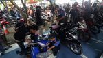 Antrean Bayar Pajak Kendaraan di Samsat Slawi Mengular