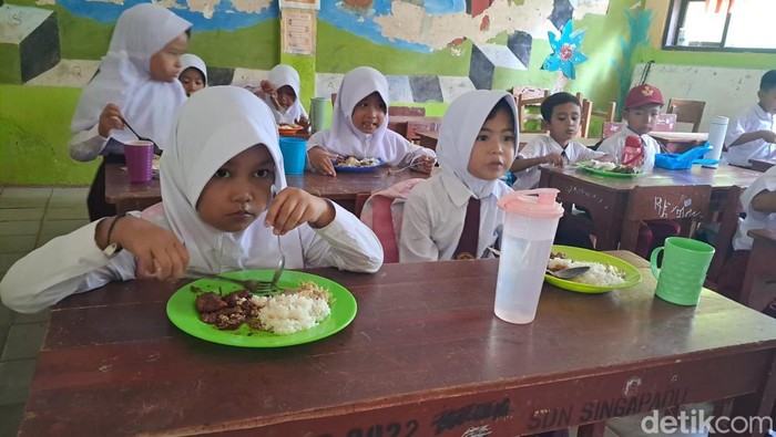 Aston gelar uji coba makan bergizi gratis di Serang (Arief Ikhsanudin/detikcom)
