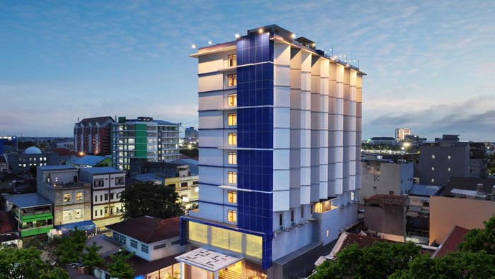 Setelah favehotel Tasikmalaya, favehotel Pantai Losari mengalami perubahan serta peningkatan dengan beroperasi sebagai Aston Inn Pantai Losari.
