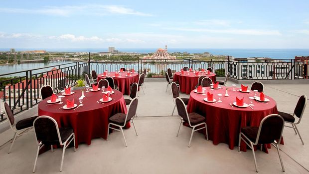 Setelah favehotel Tasikmalaya, favehotel Pantai Losari mengalami perubahan serta peningkatan dengan beroperasi sebagai Aston Inn Pantai Losari.