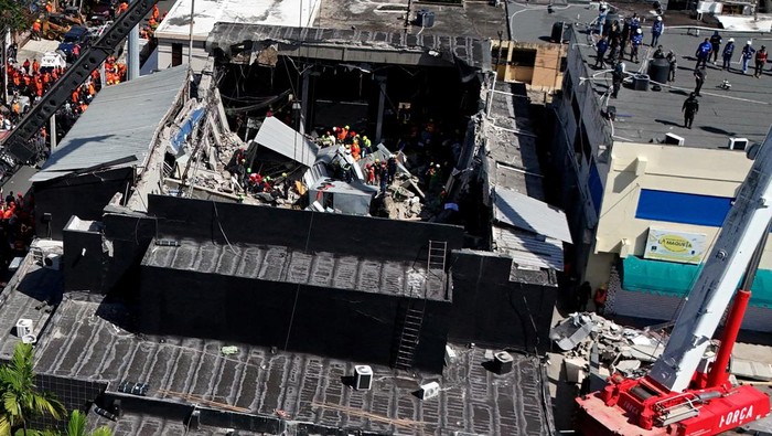 Atap Kelab Malam di Dominika Runtuh 79 Orang Tewas Rescue teams continue working into the night at the site of the collapsed Jet Set nightclub, in Santo Domingo, Dominican Republic April 8, 2025. REUTERS/Erika Santelices