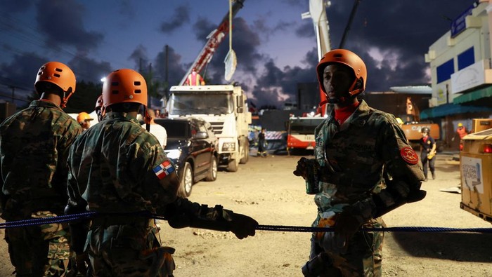 Rescue teams continue working into the night at the site of the collapsed Jet Set nightclub, in Santo Domingo, Dominican Republic April 8, 2025. REUTERS/Erika Santelices