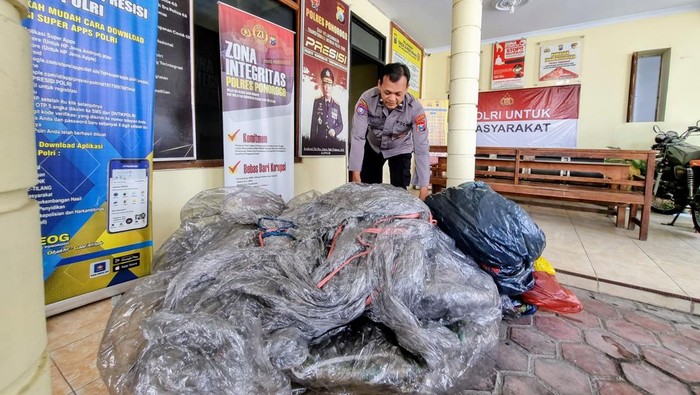 Barang bukti balon udara berpetasan yang diamankan POlsek Sampung Ponorogo selama lebaran