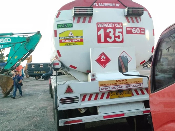 Barang bukti mobil tangki BBM diamankan oleh Polres Klaten untuk pemeriksaan terkait dugaan illegal unloading oleh awak mobil tangki. Foto diunggah Rabu (9/4/2025).