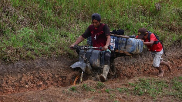 Begini Distribusi BBM ke Daerah Terpencil di Luwu Utara