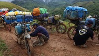 Distribusi BBM ke daerah terpencil tersebut menggunakan jasa ojek dengan tarif Rp100 ribu per jeriken untuk memenuhi kebutuhan warga setempat. 