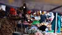 Masyarakat berbelanja kebutuhan pokok di Pasar Ciputat, Tangerang Selatan, Banten, Rabu (9/4/2025).