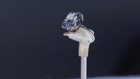 Berlian tersebut, yang diberi nama The Mediterranean Blue, memiliki berat 10,3 karat dan diperkirakan akan terjual dengan harga sekitar $20 juta atau sekitar Rp 330 miliar.  