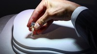 Balai lelang Sothebys akan melelang salah satu berlian biru paling langka di dunia dalam acara Geneva High Jewellery Sale pada Mei mendatang.   