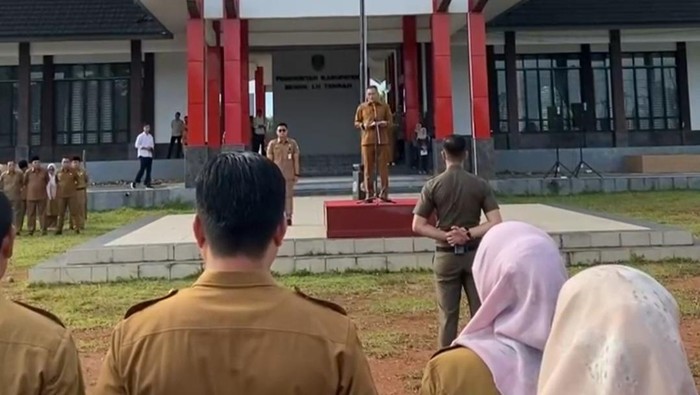 Bupati Bengkulu Tengah, Rachmat Riyanto saat memimpin apel.